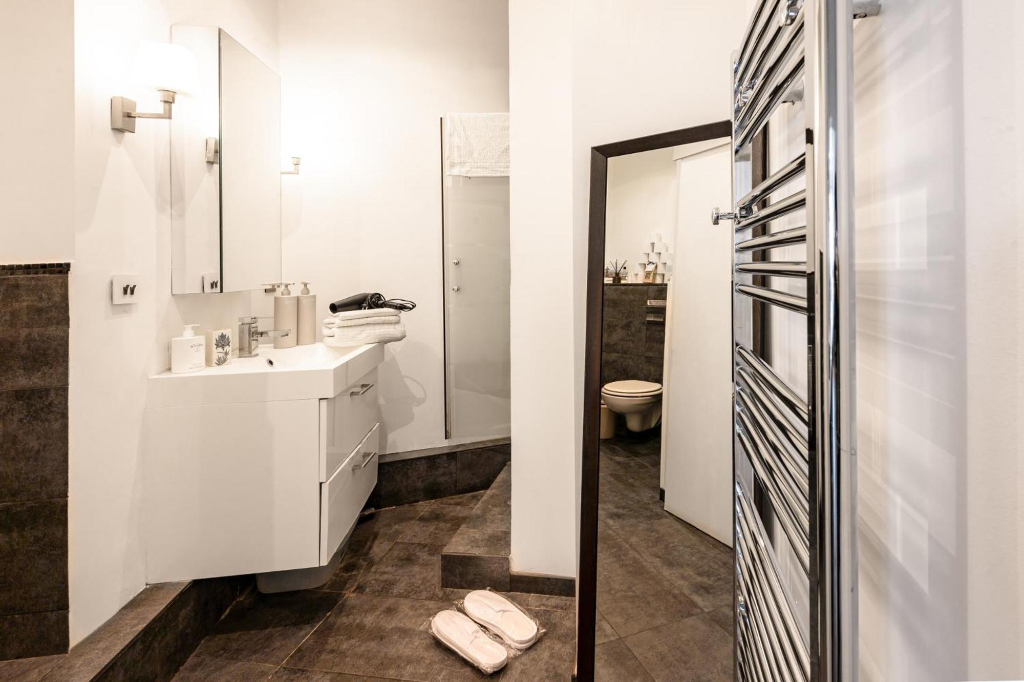 Appartement Superb Flat With Terrasse & 24-7 Security In The Heart Of Paris! Parijs